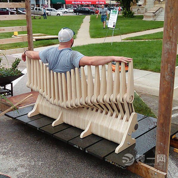 这款「波浪」长椅任性地保持竖直的状态